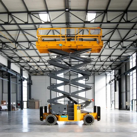 Haulotte HS18 E MAX trabajando en altura — plataforma tijera eléctrica