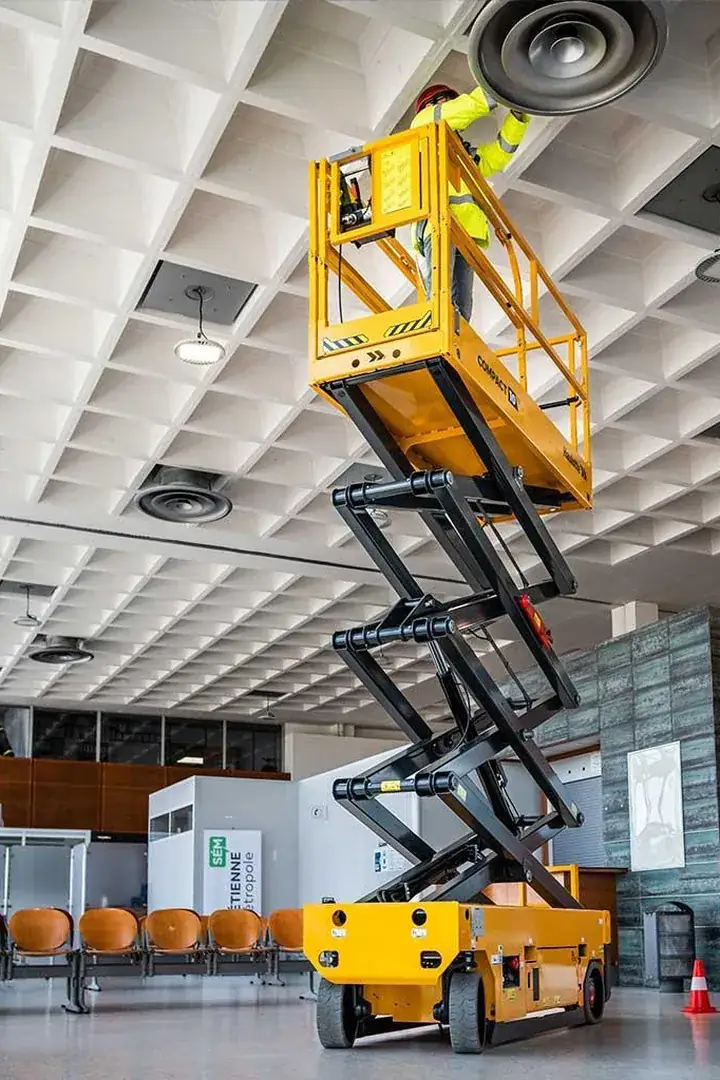 Plataforma tijera elevada en el interior de un edificio