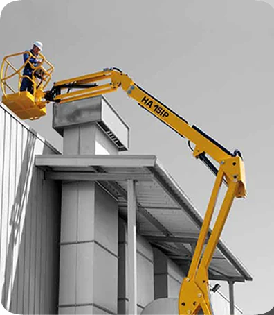 Brazo articulado Haulotte trabajando sobre una estructura