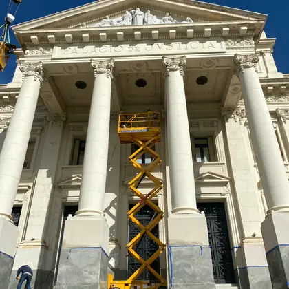 Plataforma elevadora Pro Fast trabajando en obra en Córdoba