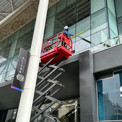 Plataforma elevadora Pro Fast trabajando en obra en Córdoba
