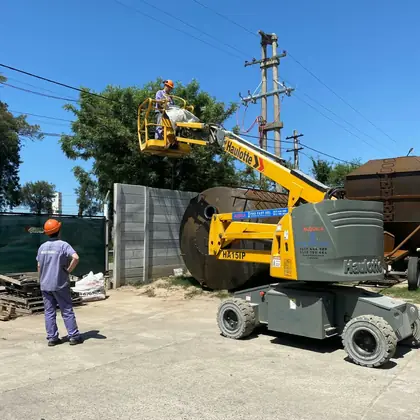 Plataforma elevadora Pro Fast trabajando en obra en Córdoba