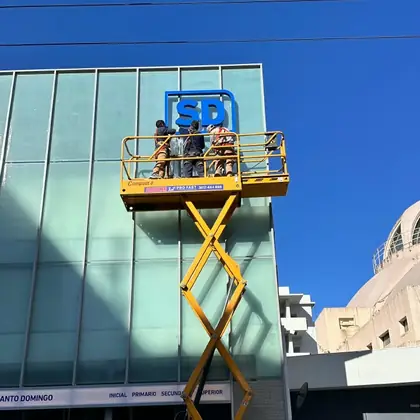 Plataforma elevadora Pro Fast trabajando en obra en Córdoba