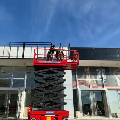 Plataforma elevadora Pro Fast trabajando en obra en Córdoba