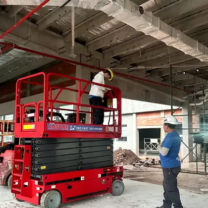Plataforma elevadora Pro Fast trabajando en obra en Córdoba