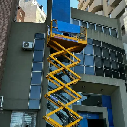 Plataforma elevadora Pro Fast trabajando en obra en Córdoba