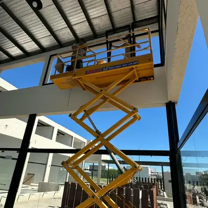 Plataforma elevadora Pro Fast trabajando en obra en Córdoba