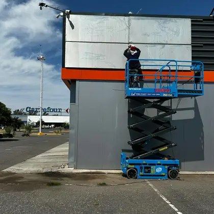 Plataforma elevadora Pro Fast trabajando en obra en Córdoba