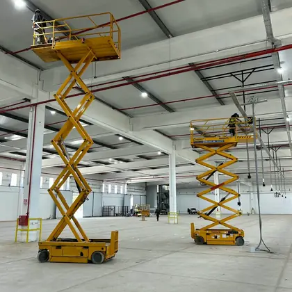 Plataforma elevadora Pro Fast trabajando en obra en Córdoba