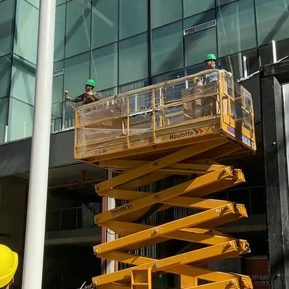 Plataforma elevadora Pro Fast trabajando en obra en Córdoba