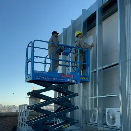 Plataforma elevadora Pro Fast trabajando en obra en Córdoba