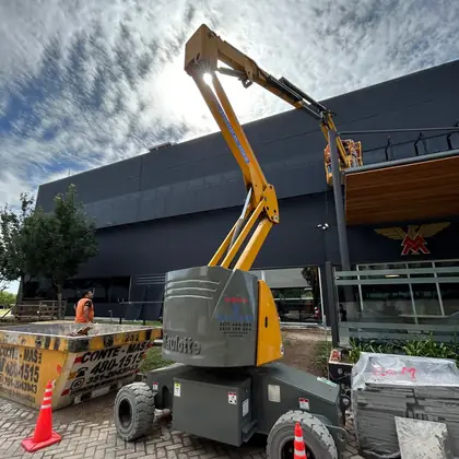 Plataforma elevadora Pro Fast trabajando en obra en Córdoba