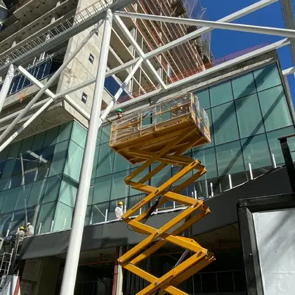 Plataforma elevadora Pro Fast trabajando en obra en Córdoba