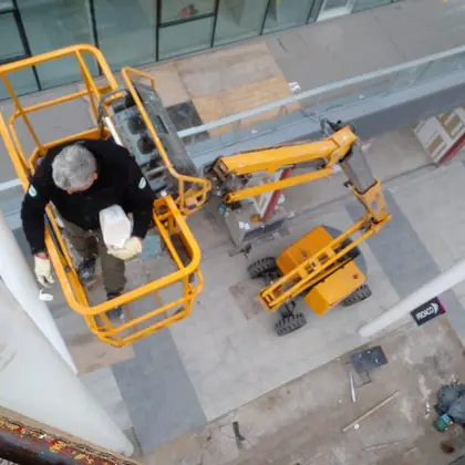 Plataforma elevadora Pro Fast trabajando en obra en Córdoba