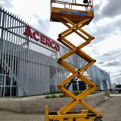 Plataforma elevadora Pro Fast trabajando en obra en Córdoba