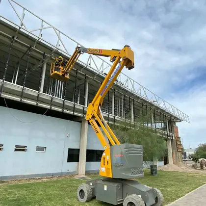 Plataforma elevadora Pro Fast trabajando en obra en Córdoba