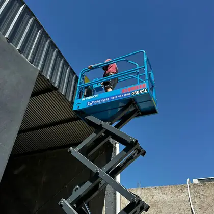 Plataforma elevadora Pro Fast trabajando en obra en Córdoba