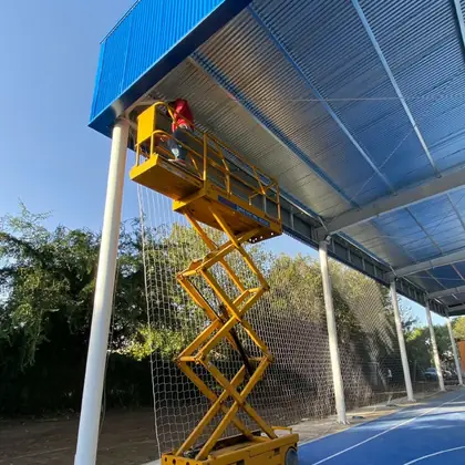 Plataforma elevadora Pro Fast trabajando en obra en Córdoba