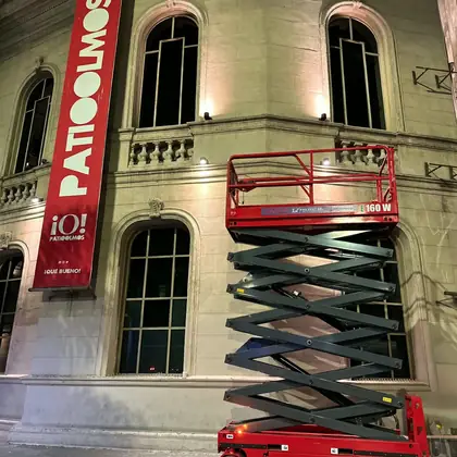Plataforma elevadora Pro Fast trabajando en obra en Córdoba