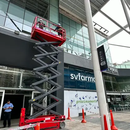 Plataforma elevadora Pro Fast trabajando en obra en Córdoba