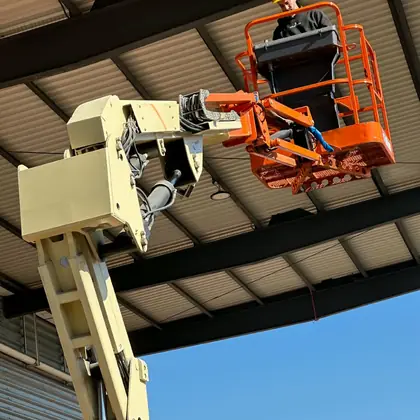 Plataforma elevadora Pro Fast trabajando en obra en Córdoba