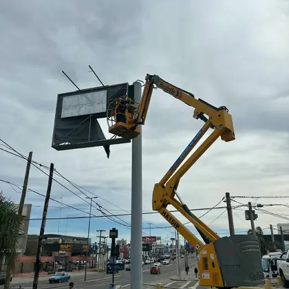 Plataforma elevadora Pro Fast trabajando en obra en Córdoba