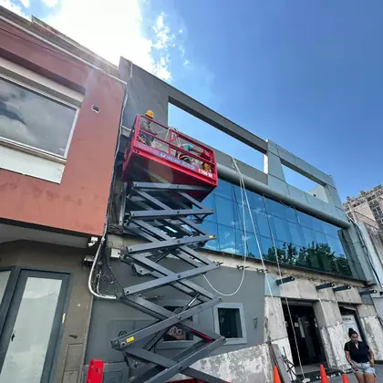 Plataforma elevadora Pro Fast trabajando en obra en Córdoba
