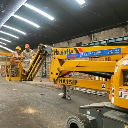 Plataforma elevadora Pro Fast trabajando en obra en Córdoba