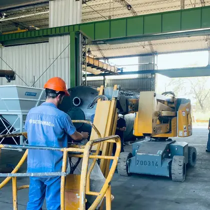 Plataforma elevadora Pro Fast trabajando en obra en Córdoba