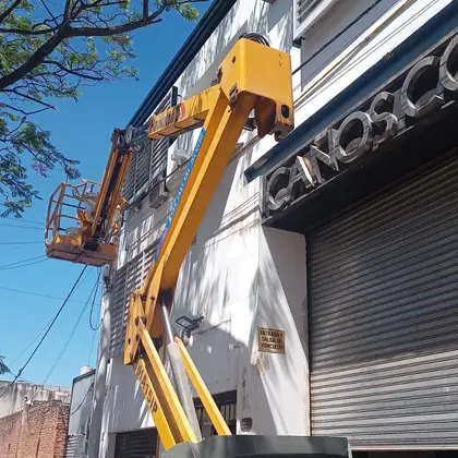 Plataforma elevadora Pro Fast trabajando en obra en Córdoba