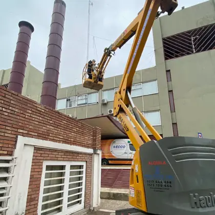 Plataforma elevadora Pro Fast trabajando en obra en Córdoba