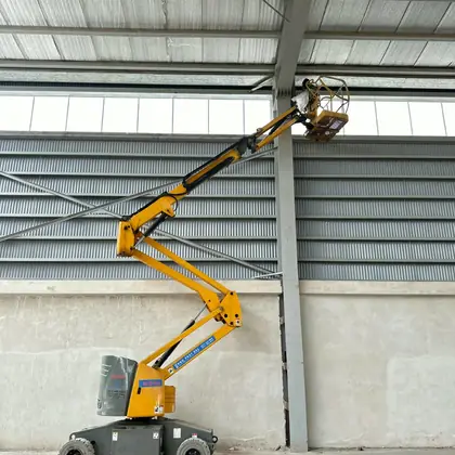 Plataforma elevadora Pro Fast trabajando en obra en Córdoba