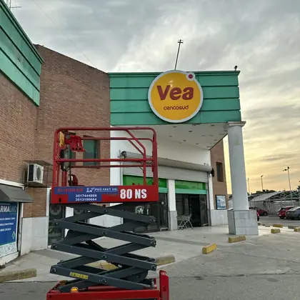Plataforma elevadora Pro Fast trabajando en obra en Córdoba