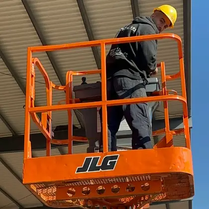 Plataforma elevadora Pro Fast trabajando en obra en Córdoba